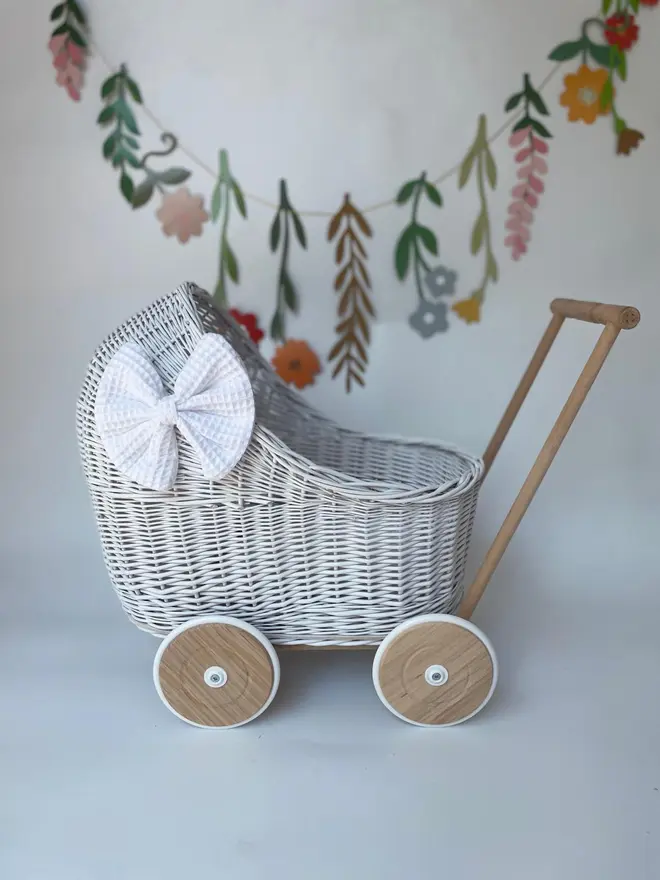 White pram with white bow&bedding