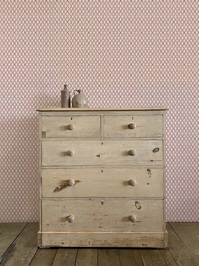 lattice illustrated wallpaper. a white background wallpaper with a red lattice pattern on a wall.