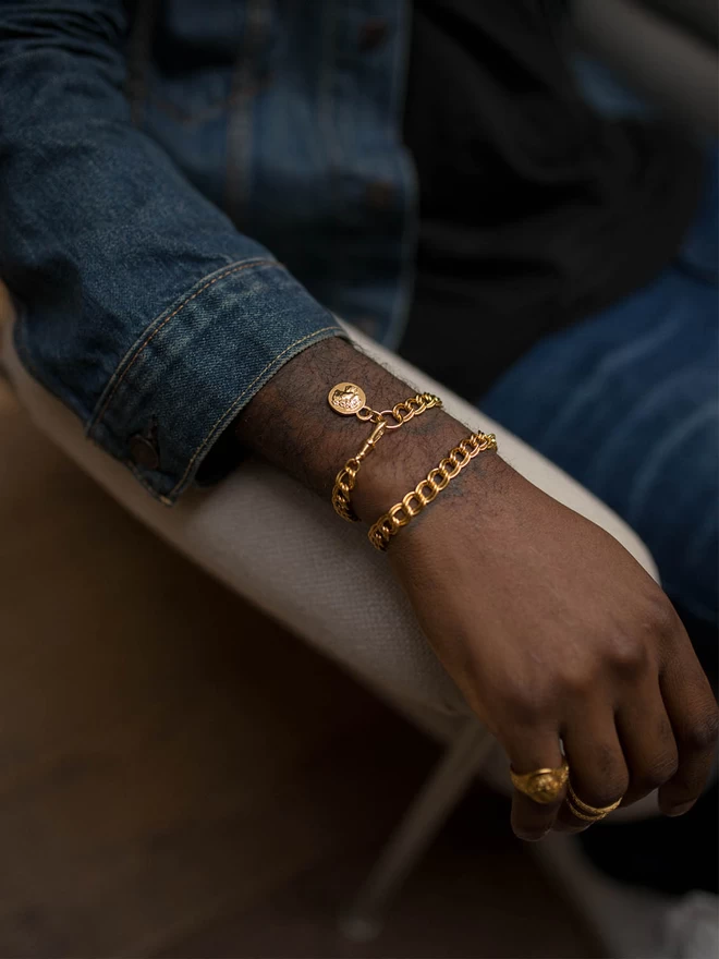 Lioness bracelet on double curb chain