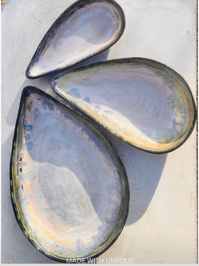 Ceramic mussel shell dish
