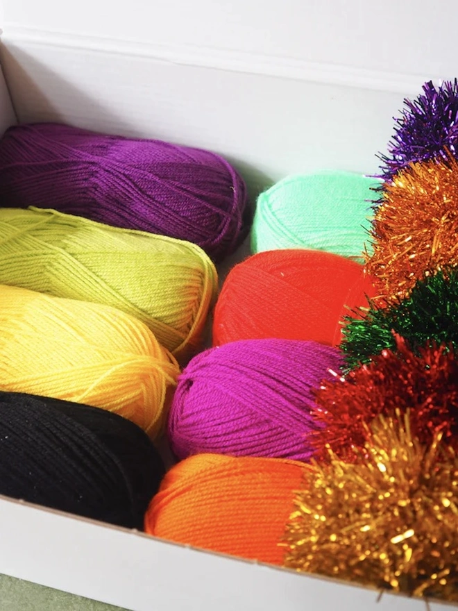 XL Tinsel Pom Pom Wreath Kit 