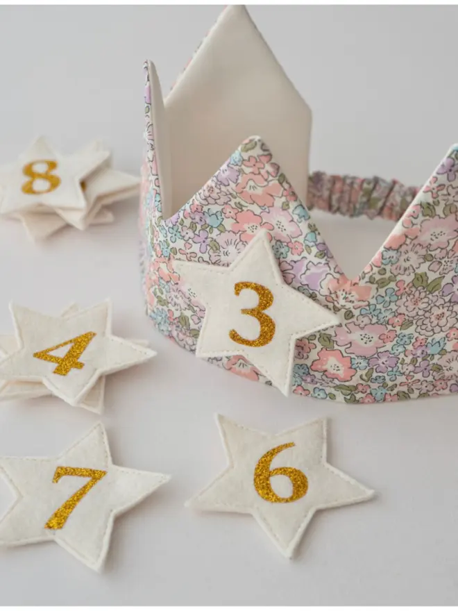 Fabric crown with removable numbers