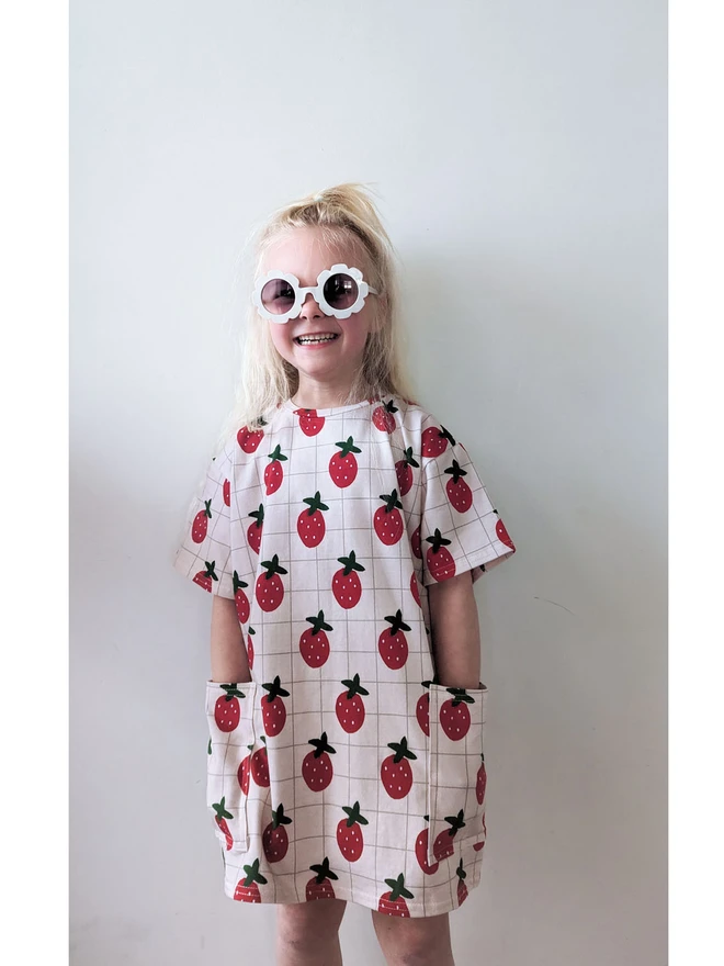 Strawberries pocket dress