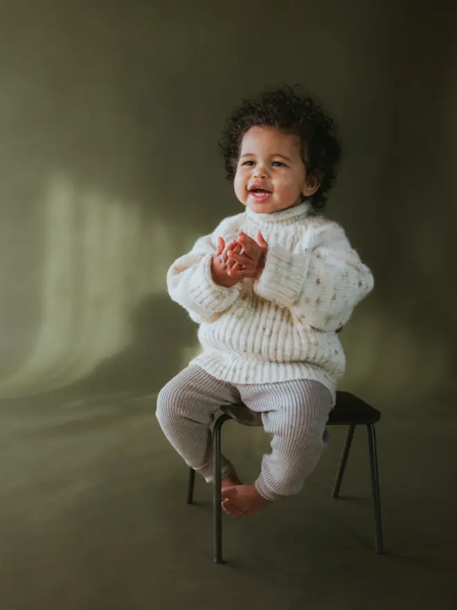 MABLI's 'Blewog' collection in the 'Moss Speckle' colourway. This soft, fluffy, relaxed-fit Pullover features a speckled, cloud-like chunky yarn.