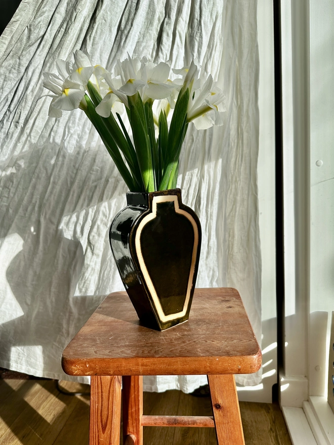 Black vase with iris' 