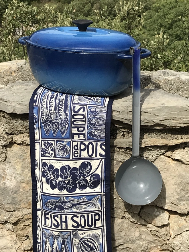 Pot and oven glove on a wall