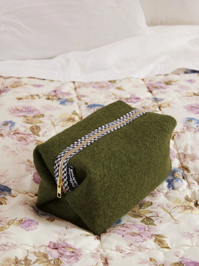 CATHERINE COLEBROOK BOXY WASH BAG - OLIVE