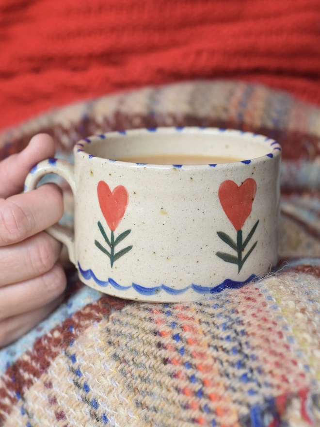 Ceramic celia mug with red hearts