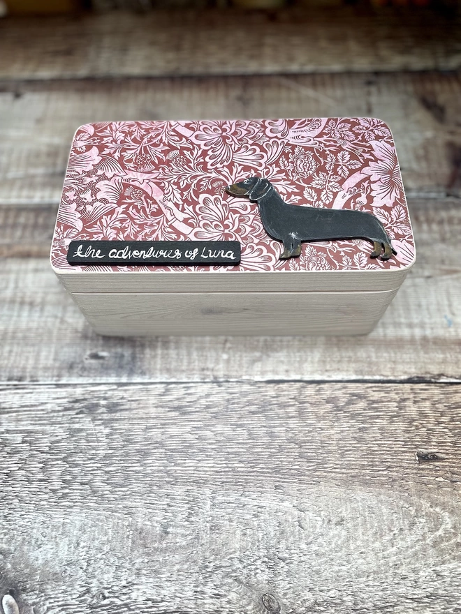 A dachshund keepsake box with a smooth- haired dachshund