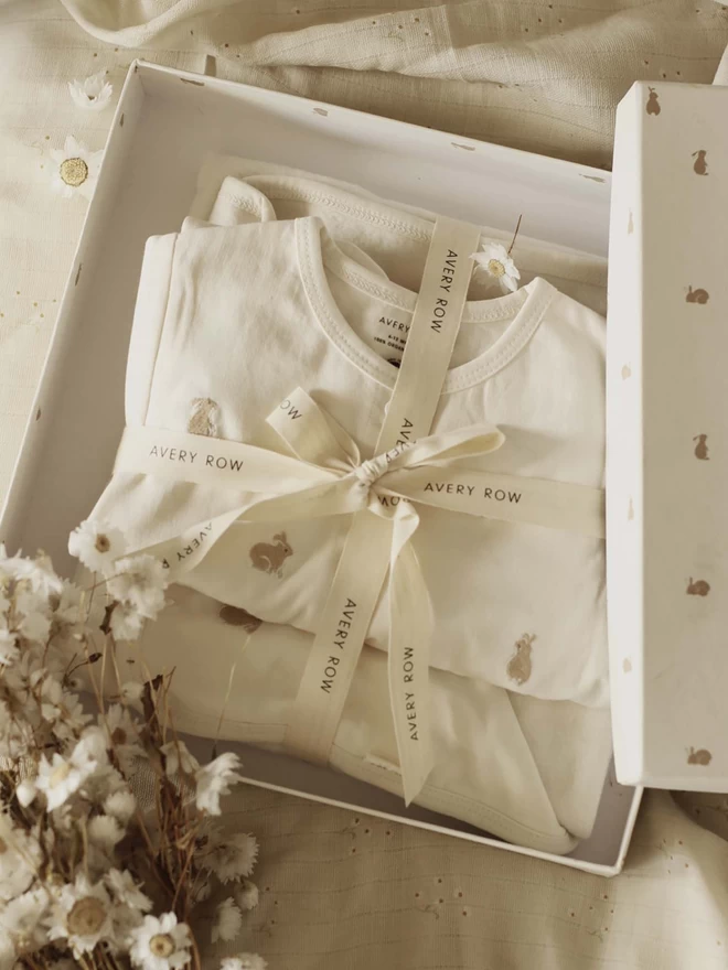 Sleepsuit and blanket set in a gift box set