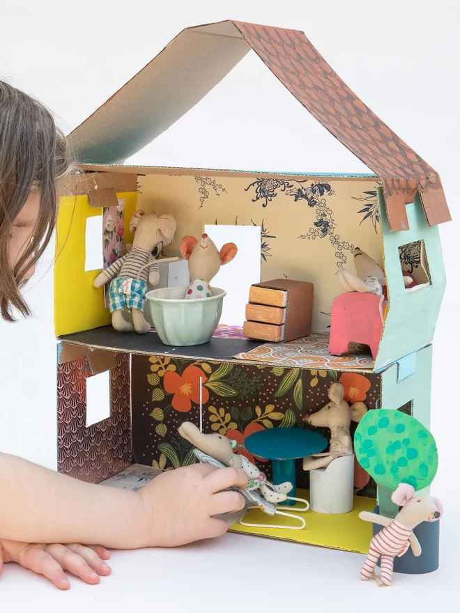 Home-Made House Craft Projects for children use the house to play with your toys