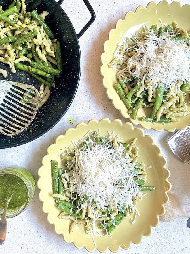 pasta and green beans served in dijon yellow daisy edge pasta bowls