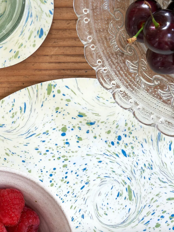 Round Table Mats. A cream round table mat.