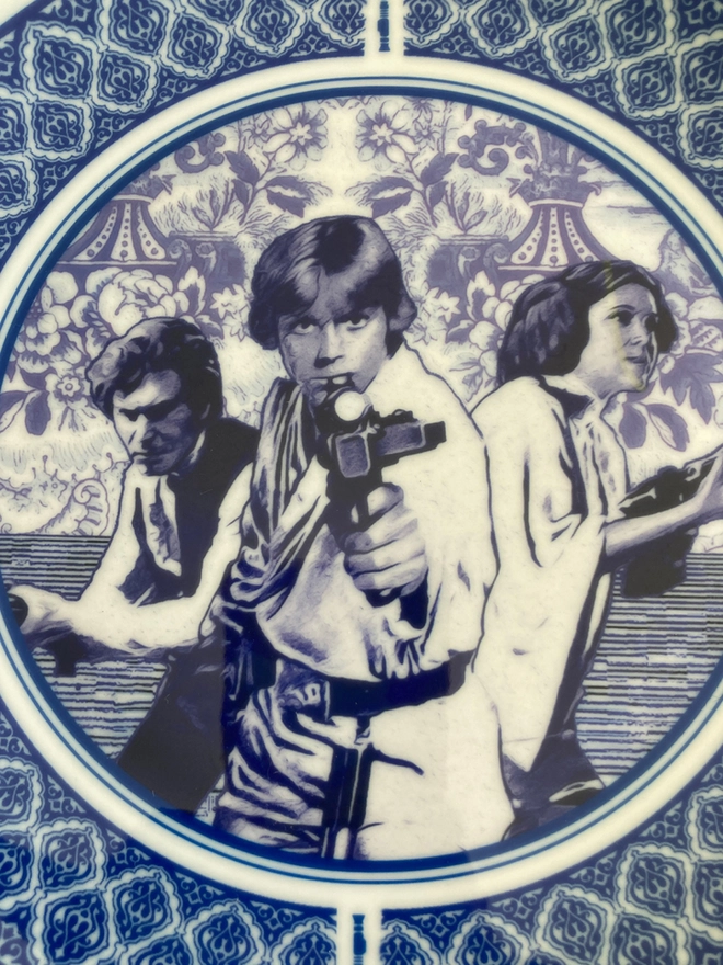 Luke Skywalker, Princess Leia and Han Solo depicted in a Delft style blue and white plate.