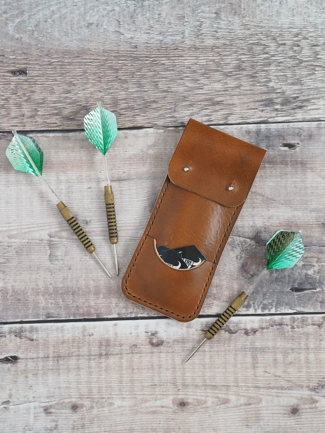 Personalised leather darts sleeve. Features a slim external pocket to hold flights and a set of darts around the case to show the size.