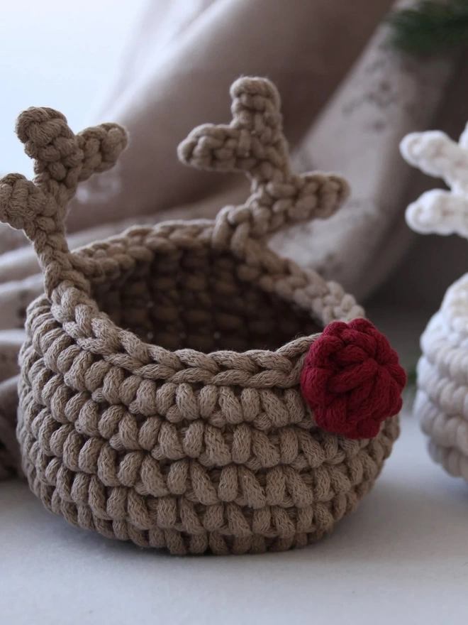 mocha Christmas crochet basket Rudolph