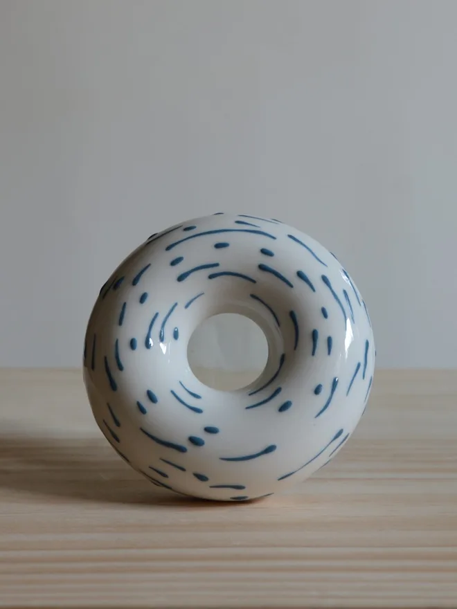 Avocado Planter White & Blue
Handmade porcelain avocado planter with carved blue pattern, designed to hold an avocado seed for sprouting