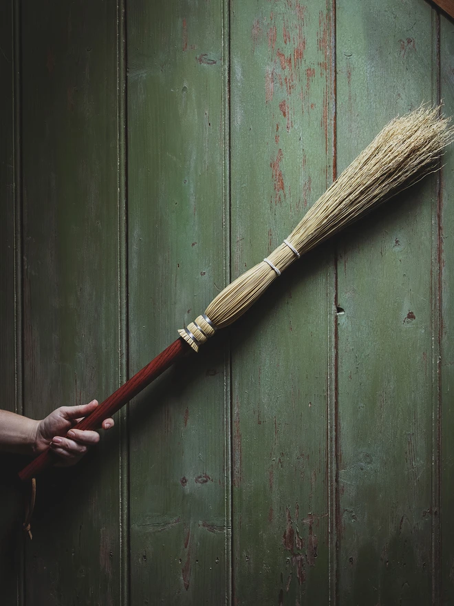Cobweb broom - red
