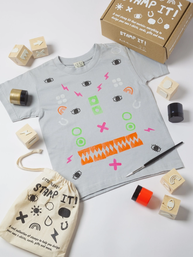 T-shirt with shapes stamp kit