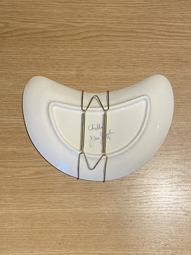 plate hanger on crescent plate