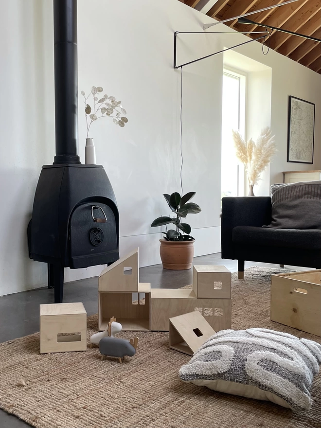 bilda in lounge with rug, cushion, stove and sofa in background