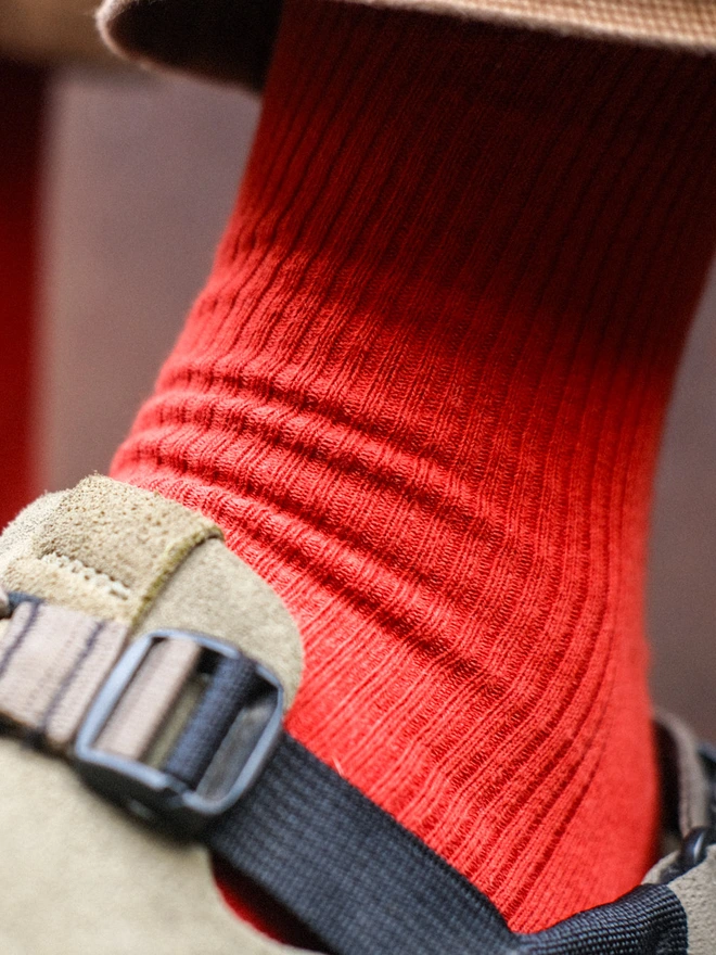 Red organic fine rib socks 