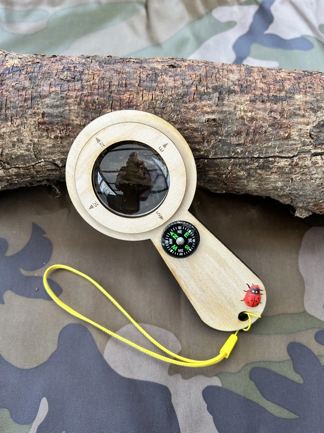 Magnifier with compass and animal tracks for interactive exploration