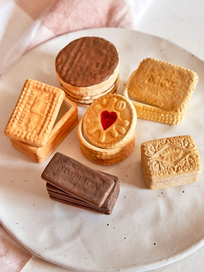 Biscuit trinket boxes