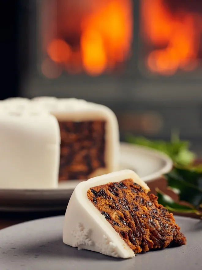 Large Fully Iced Christmas Cake With Whisky Gift Box