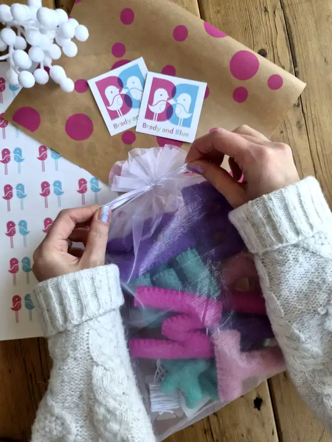'Merry & Bright' Christmas garland in an organza bag.