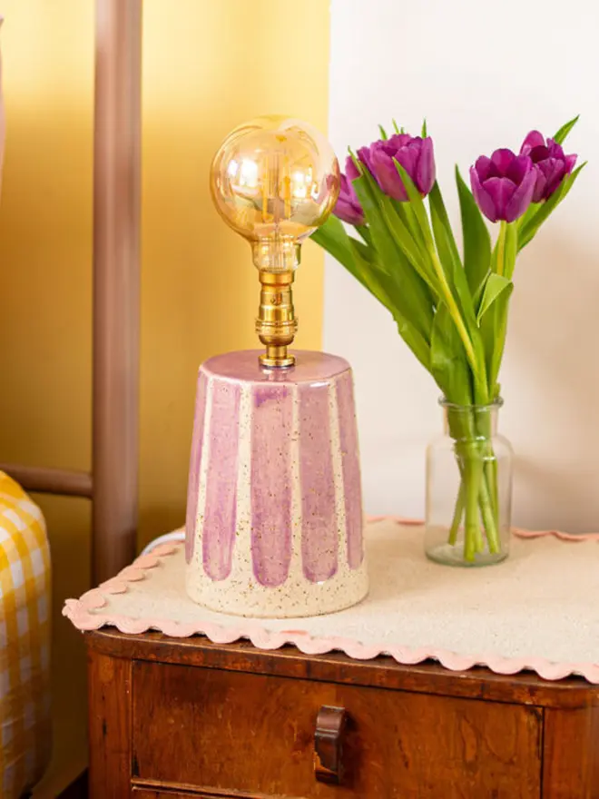 Faceted small table lamp in pink