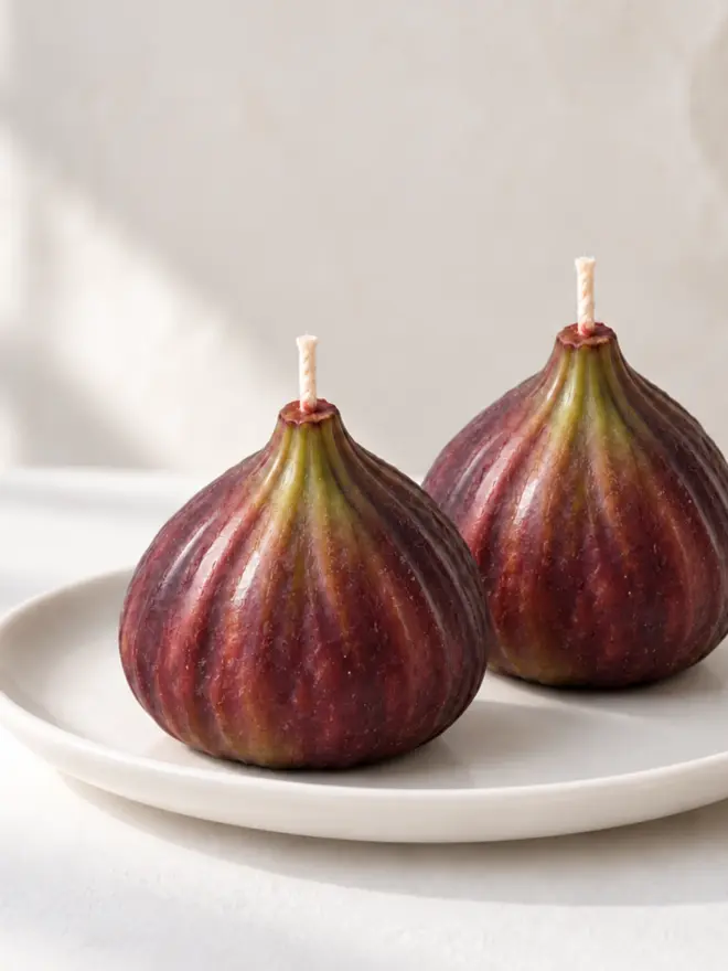  duo of fig candles on a plate