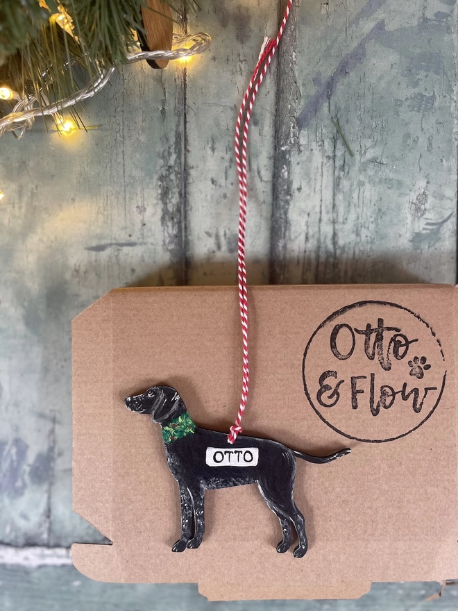 A german shorthaired pointer decoration placed on the box it will be sent in with the Otto & flow logo stamped on the box