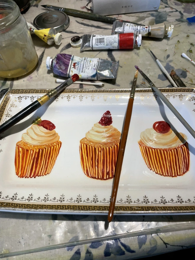 painting cup cakes
