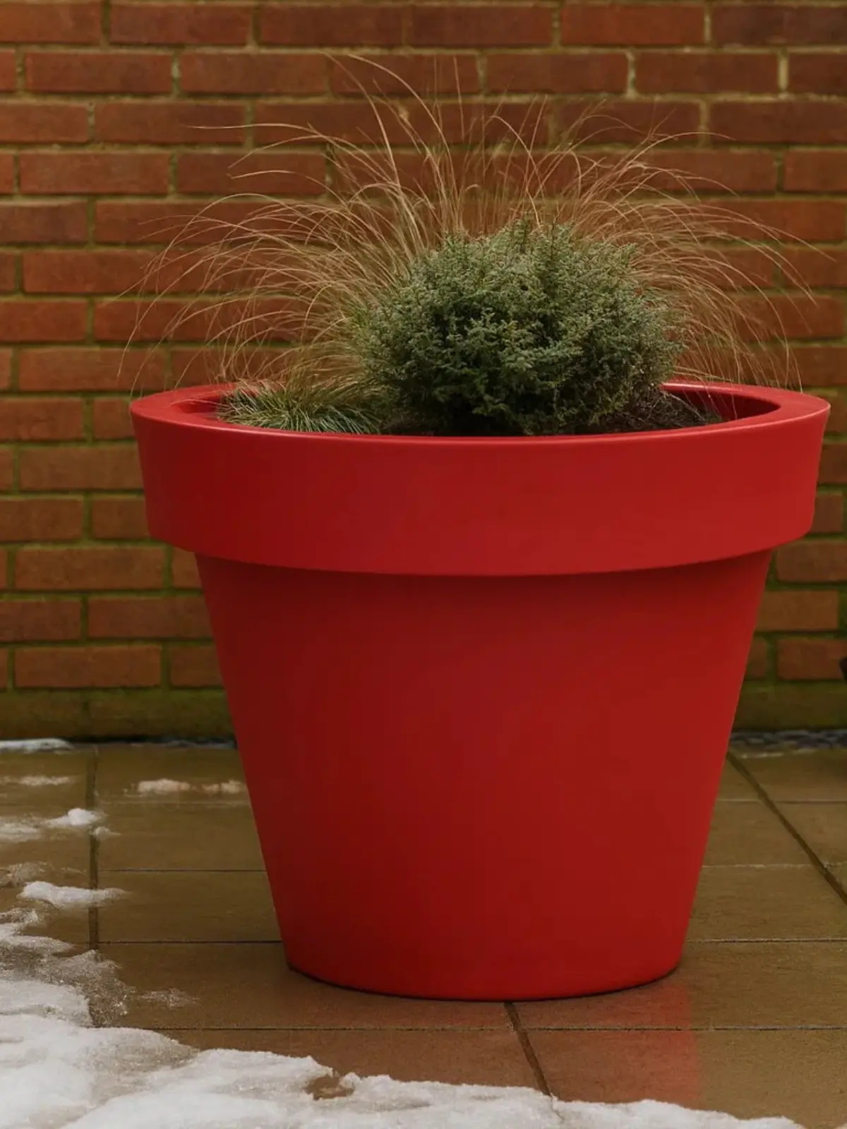 The red Tubby makes a confident statement with its wide 216-litre capacity and bold, energetic colour. Perfect for feature planting, retail displays or lively garden schemes, it draws attention without sacrificing practicality. Constructed from durable, lightweight material, it withstands changing weather while remaining easy to handle.