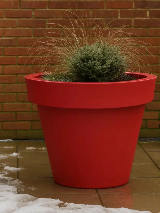 The red Tubby makes a confident statement with its wide 216-litre capacity and bold, energetic colour. Perfect for feature planting, retail displays or lively garden schemes, it draws attention without sacrificing practicality. Constructed from durable, lightweight material, it withstands changing weather while remaining easy to handle.