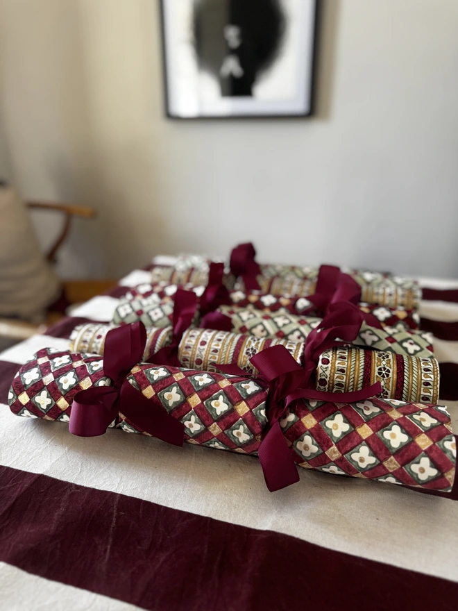 Mixed festive Christmas crackers, fillable 