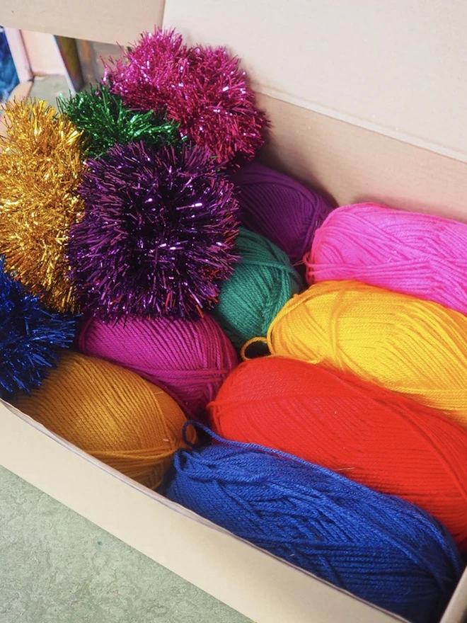 XL Tinsel Pom Pom Wreath Kit 