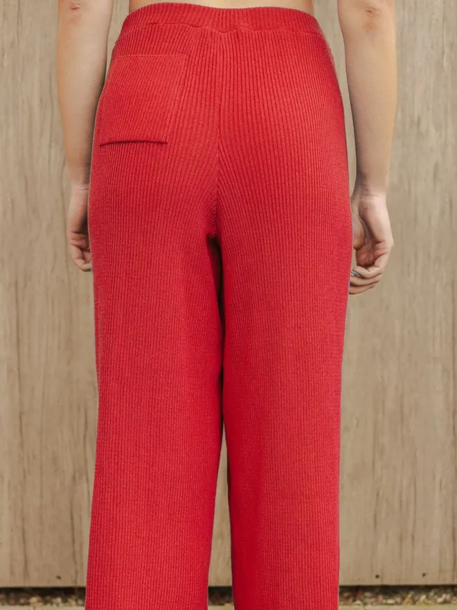 Cropped red knitted trousers