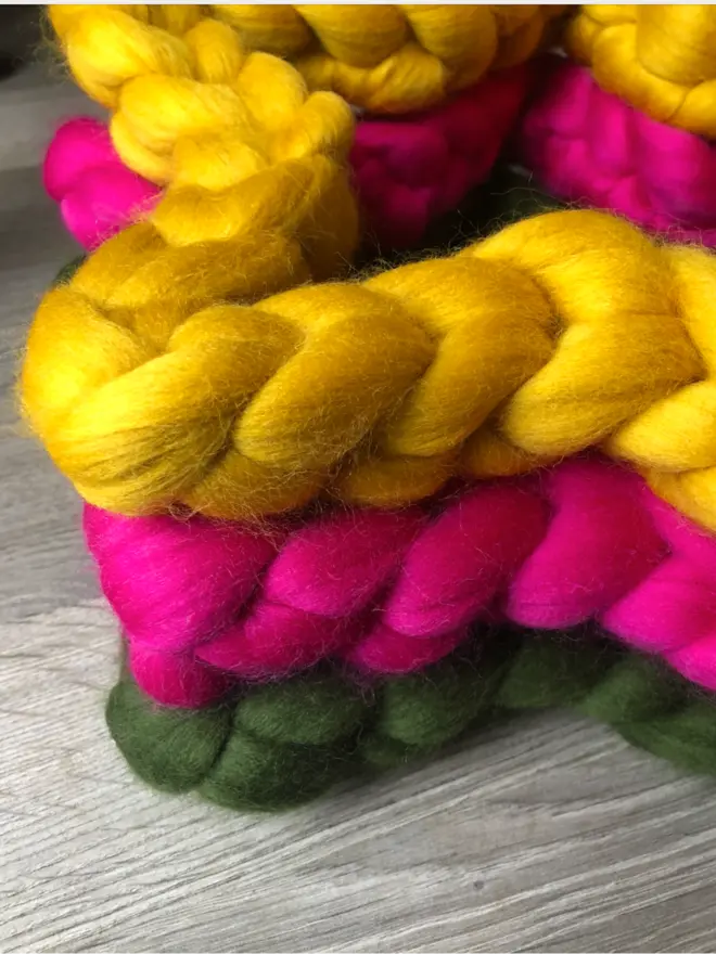 Chunky knitted star wreath