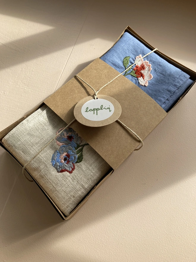 Image of the set of 4 linen napkins in packaging