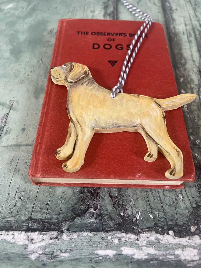 View from an angle of a golden labrador portrait decoration