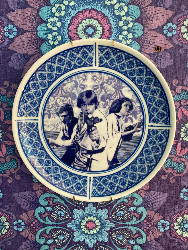 Luke Skywalker, Princess Leia and Han Solo depicted in a Delft style blue and white plate.