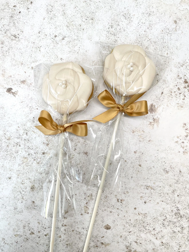 Flower bouquet biscuits, cream flowers