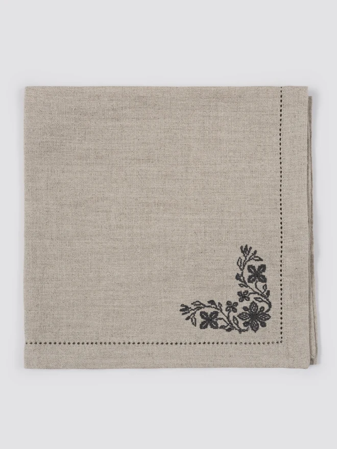 Linen napkins embroidered natural 