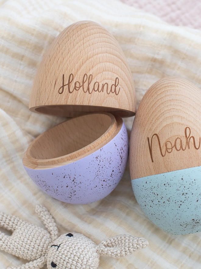 Wooden egg in lavender with a speckled paint finish. Opening at the centre to add Easter treats.