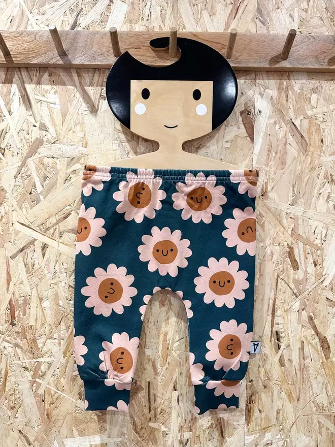 baby leggings in cute happy daisy print