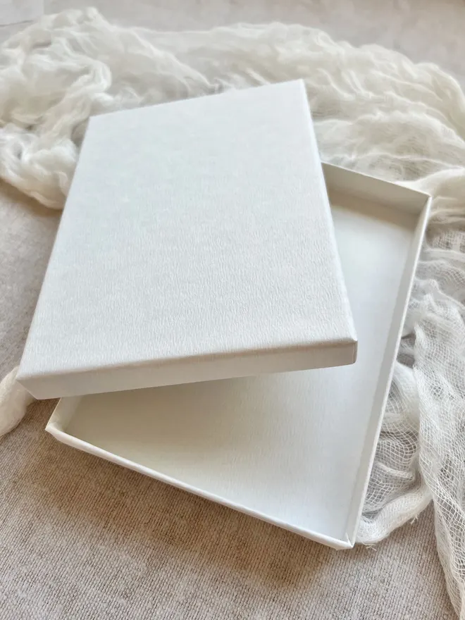 Luxury boxes for the vow booklets. I box fits both booklets. White with a light texture, sturdy lid and base boxes