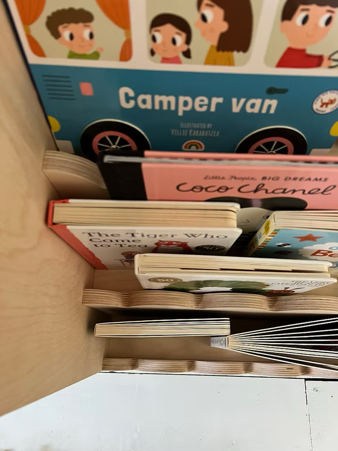 Montessori Children's Bookcase (Scallop)