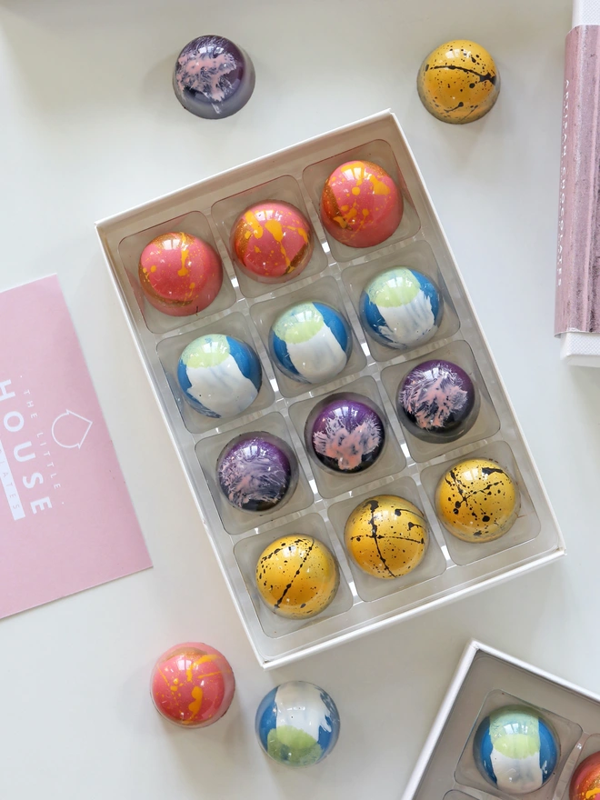 The boxes are available in sizes of 4, 6, 12 or 18.